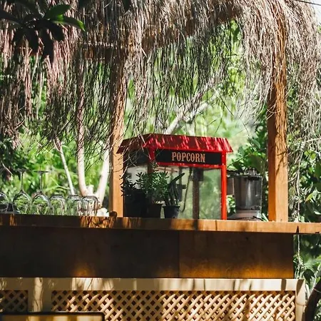 Nomadas Bed & Breakfast Yaniklar